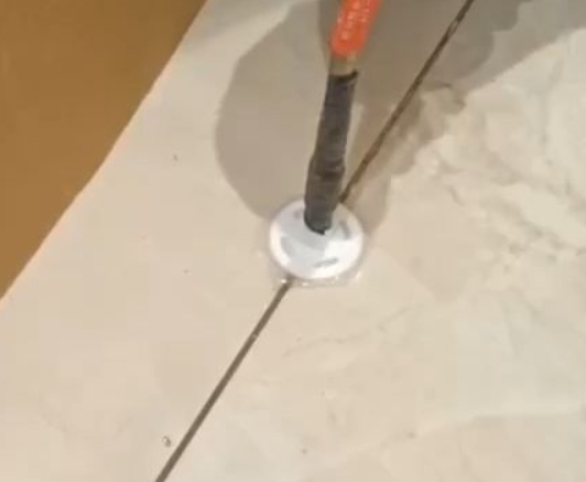 金沙瓷砖空鼓维修公司专业解答瓷砖在铺贴过程中，如果没有涂抹均匀到位的粘结材料（如水泥砂浆或瓷砖胶），可能会导致以下问题