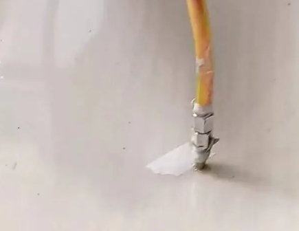 金沙瓷砖空鼓维修公司专业解答在瓷砖铺贴过程中，如果使用的砂料过粗（如全部使用了粗砂），可能会导致以下问题
